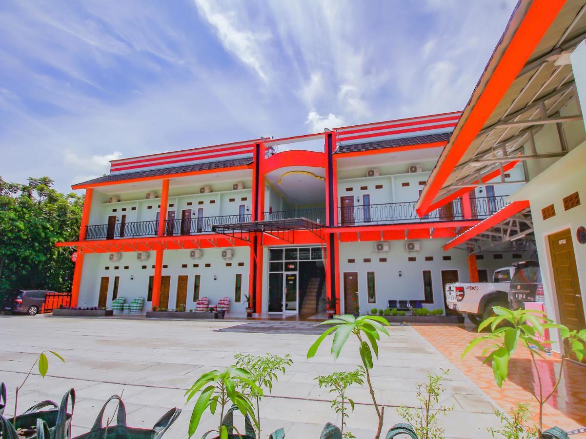Oyo 90063 Silver Homestay Syariah Perabumulih Zewnętrze zdjęcie
