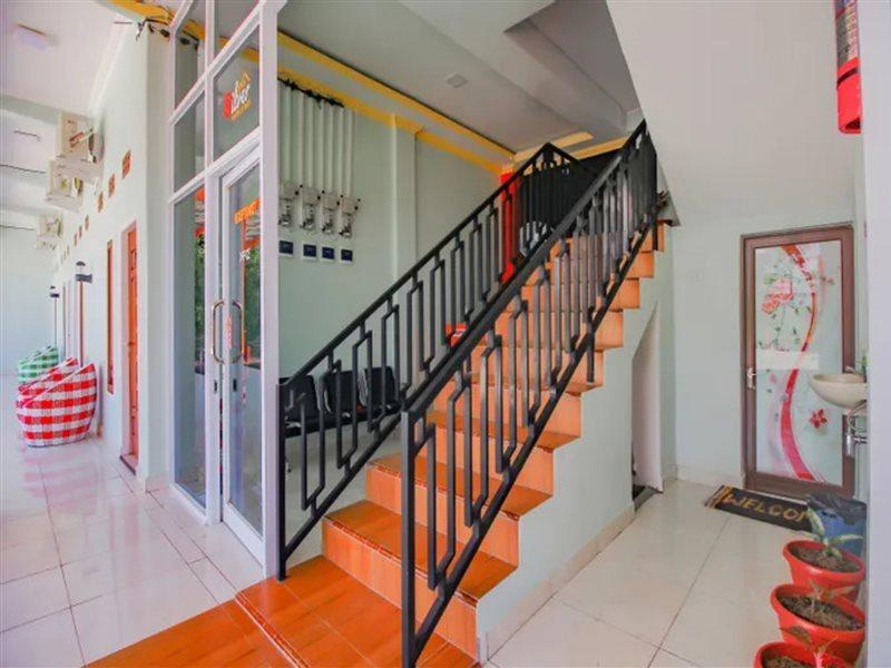 Oyo 90063 Silver Homestay Syariah Perabumulih Zewnętrze zdjęcie